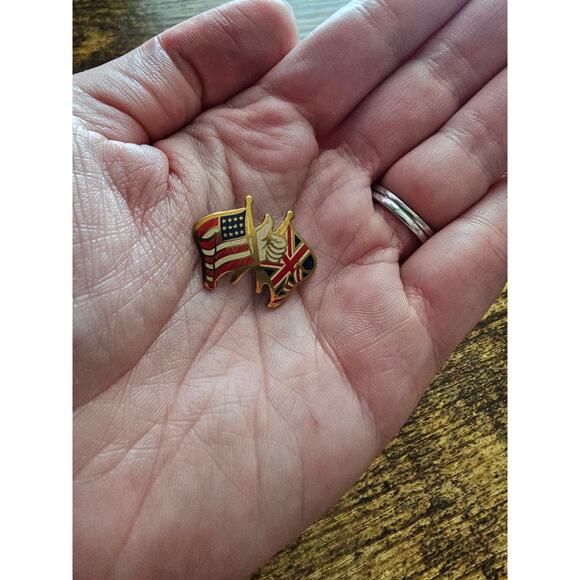 WW2 USA & Great Britain Allied Flags Patriotic Pin - Picture 3 of 3